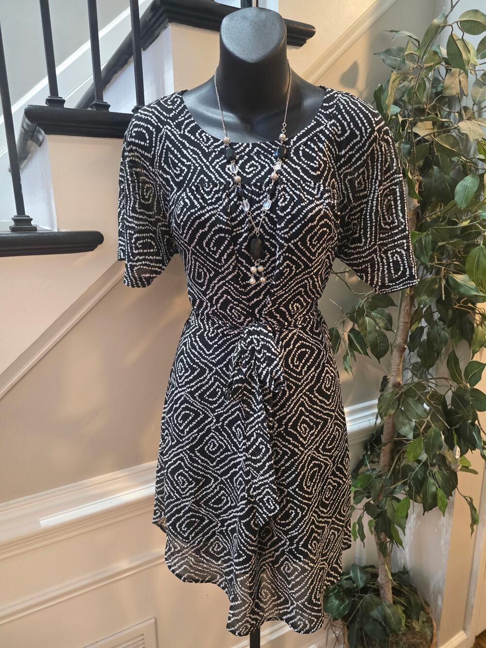 Loft Shift Dress Women's SZ XS Black/White Geometric Pleated Keyhole Waist Tie